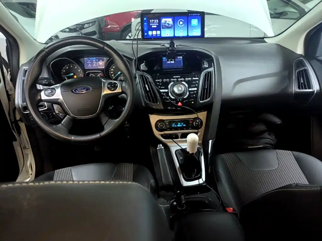 Ford Focus 2015 — фото 10