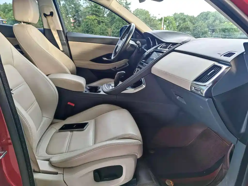 Jaguar E-PACE 2019 — фото 12