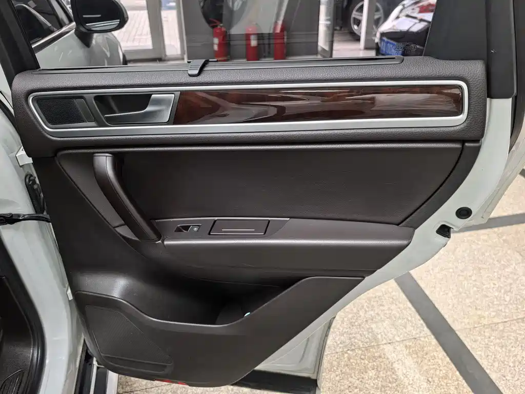 Volkswagen Touareg 2015 — фото 17
