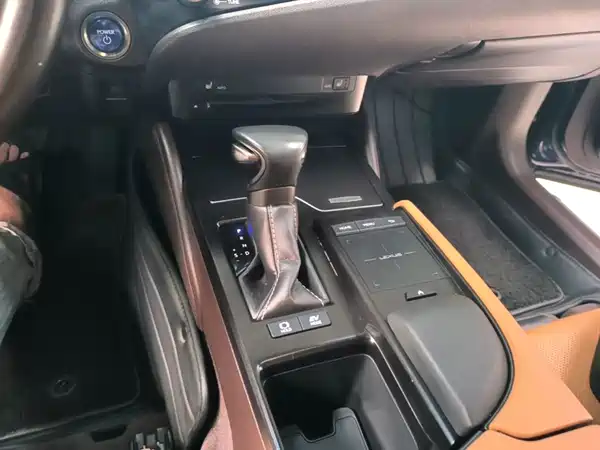 Lexus ES 2020
