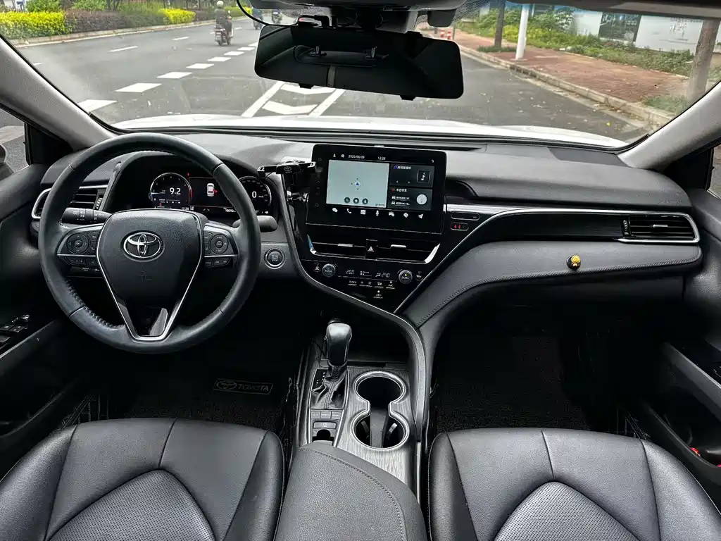 Toyota Camry 2021 — фото 4