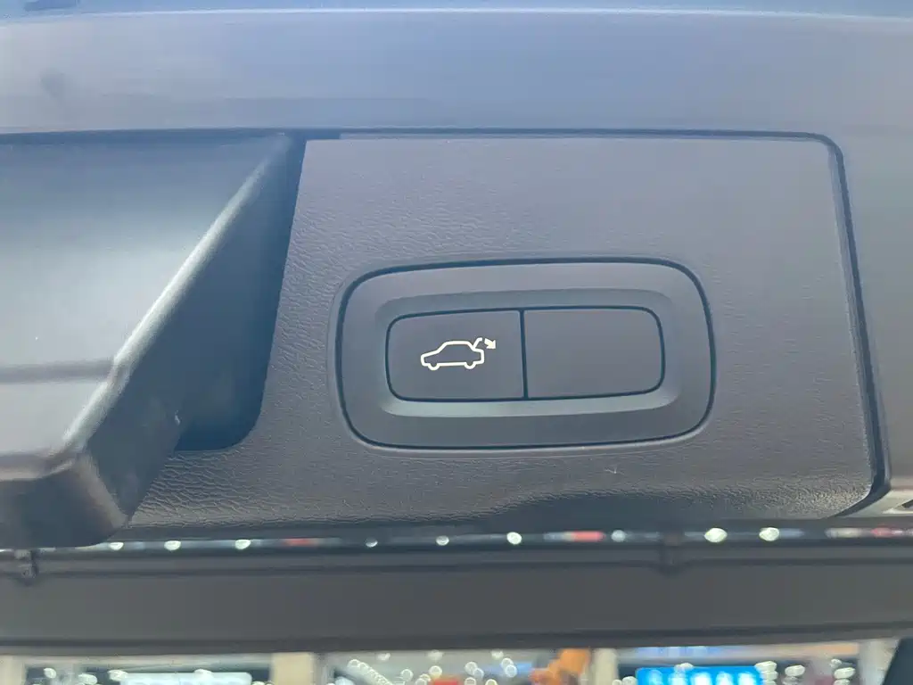 Volvo XC60 2018 — фото 16