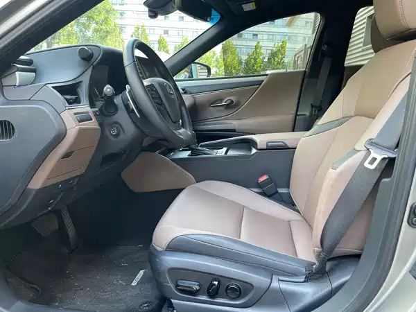 Lexus ES 2025