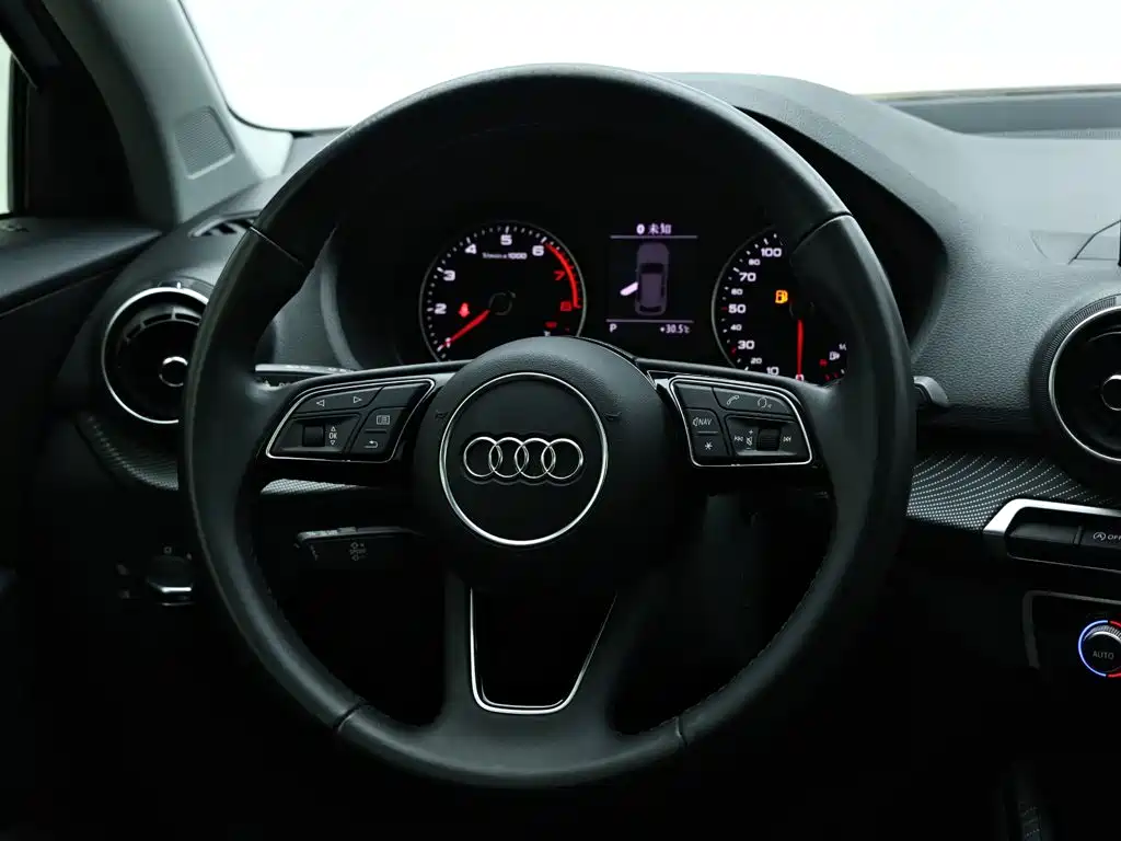 Audi Q2L 2021 — фото 14