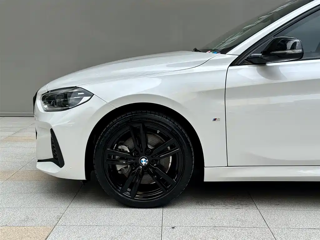 BMW 1 Series 2023 — фото 19