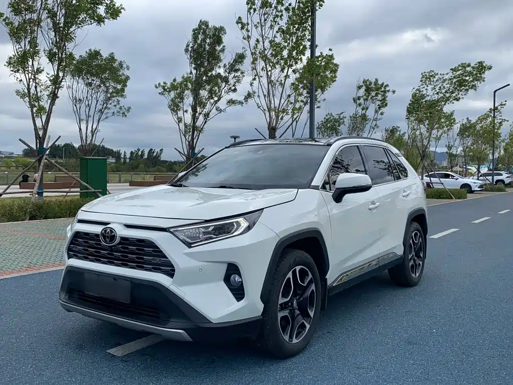Toyota RAV4 2021 — фото 2