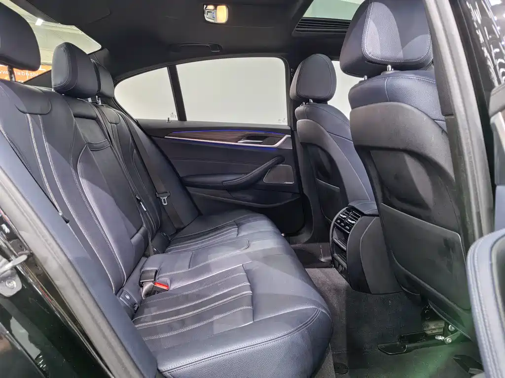 BMW 5 Series 2019 — фото 18