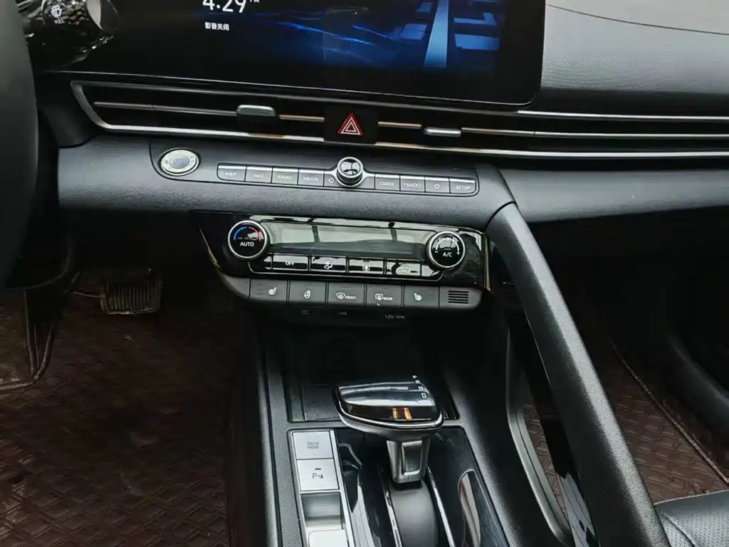 Hyundai Elantra 2023 — фото 13