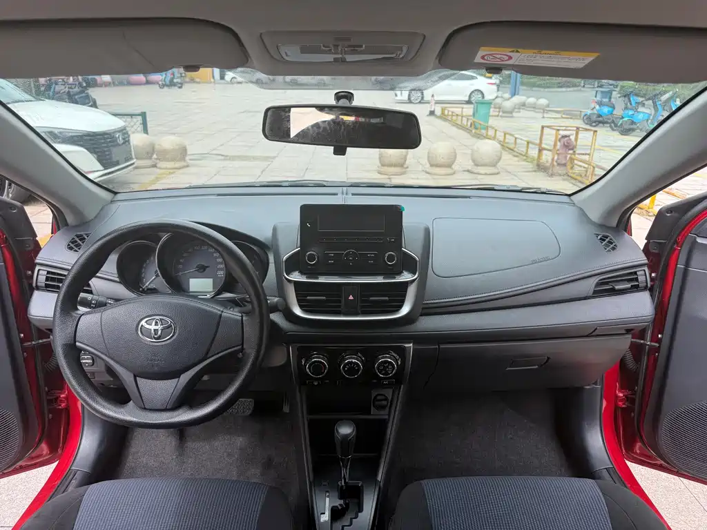 Toyota Yaris L 2020 — фото 7