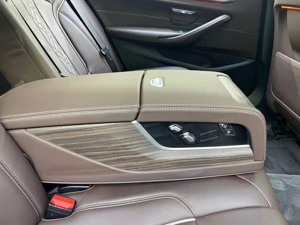 BMW 5 Series 2018 — фото 9
