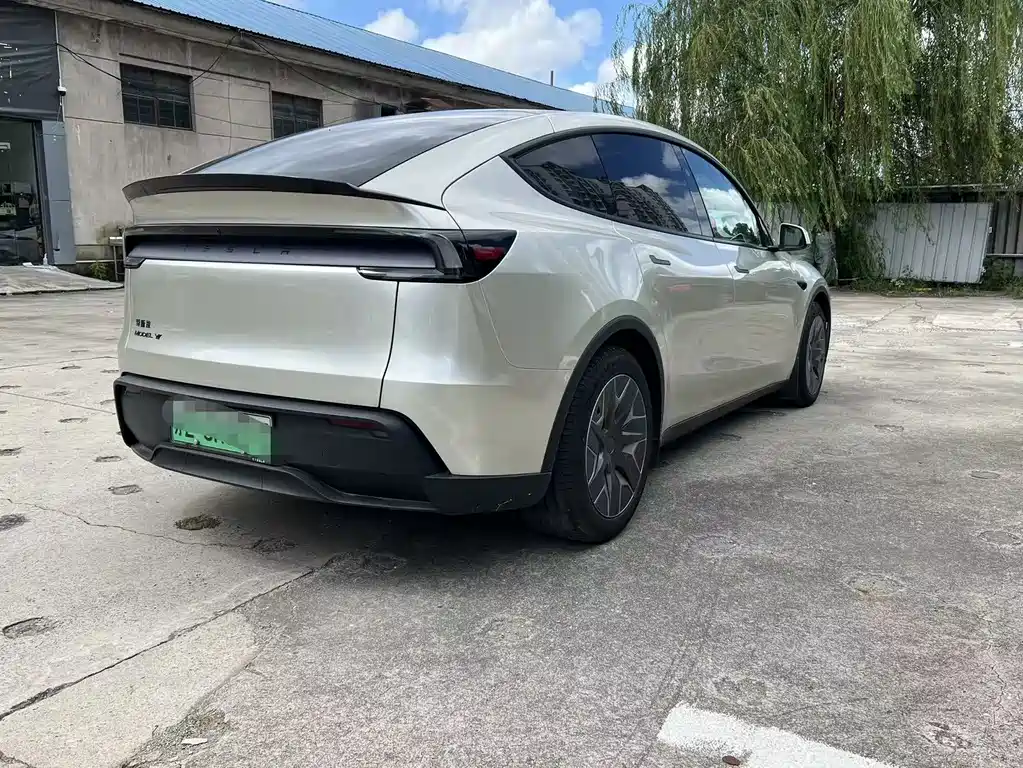 Tesla Model Y L 2026 — фото 4