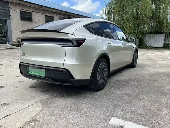 Tesla Model Y L 2026