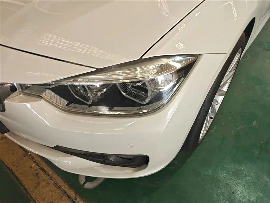 BMW 3 Series 2018 — фото 19