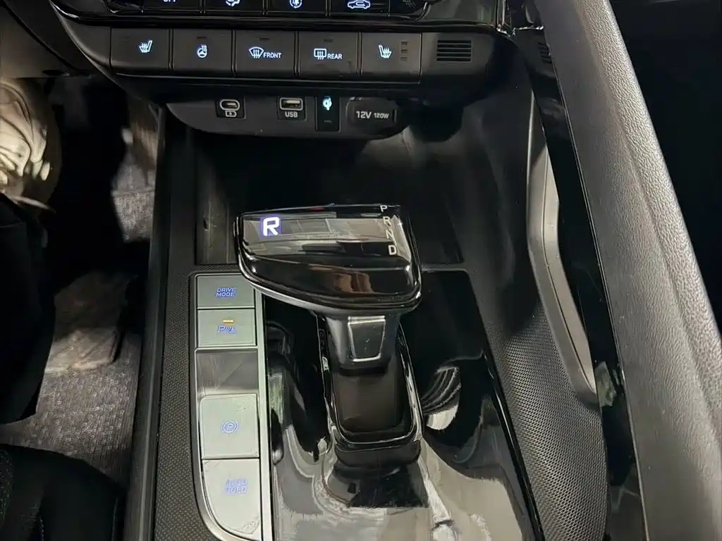 Hyundai Elantra 2023 — фото 12