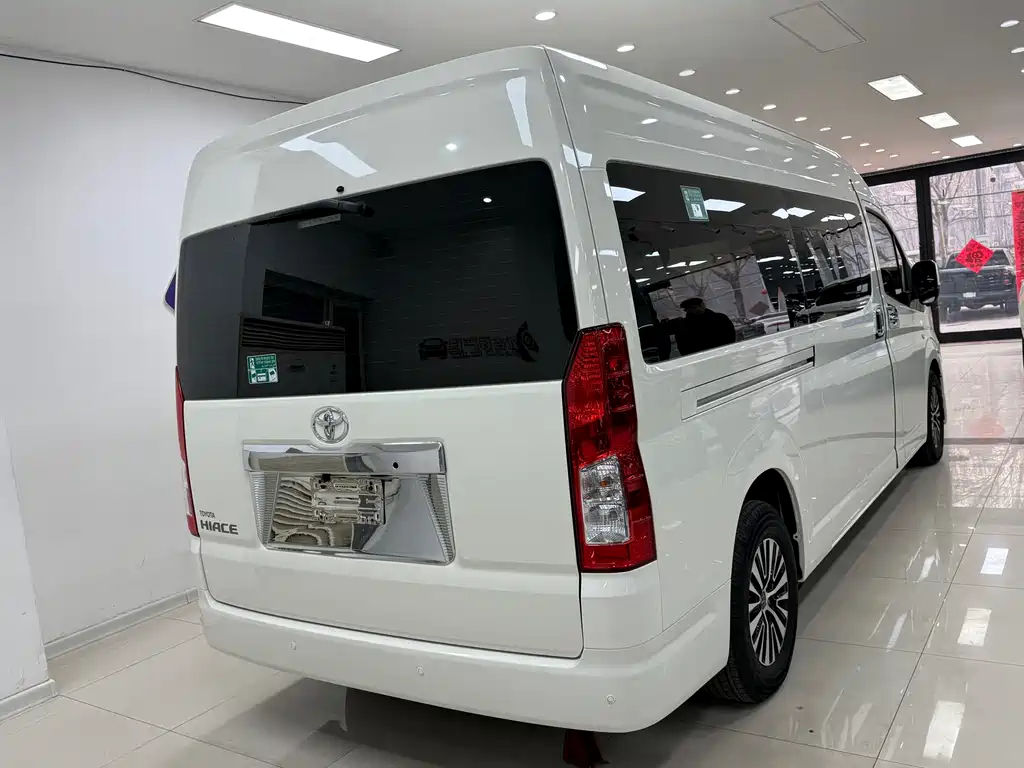Toyota Hiace 2022 — фото 20