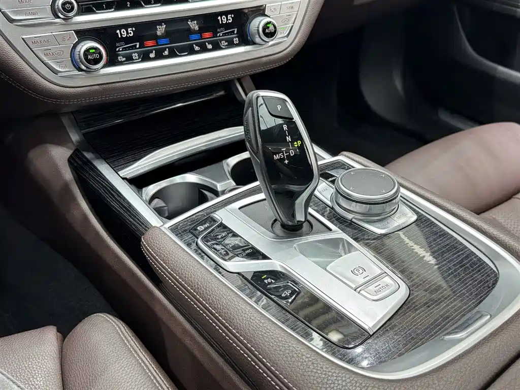 BMW 7 Series 2019 — фото 12