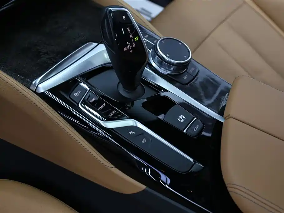 BMW 5 Series 2018 — фото 12