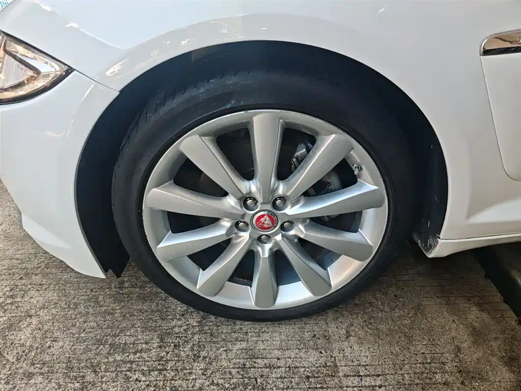 Jaguar XF 2015 — фото 23