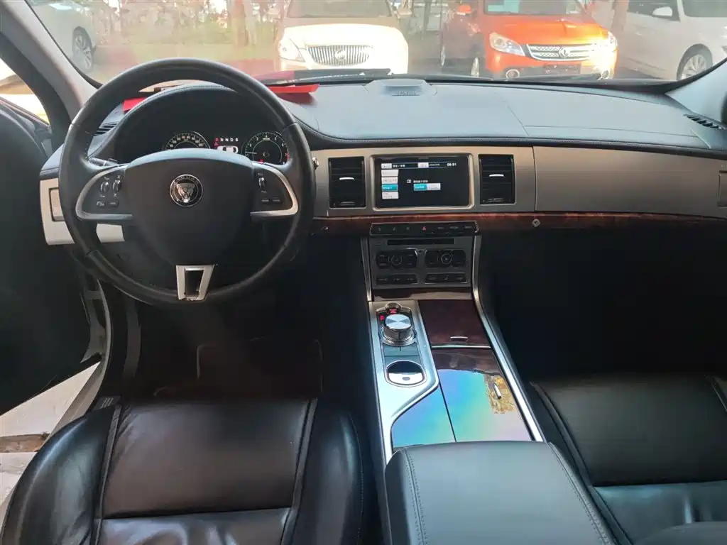 Jaguar XF 2015 — фото 10