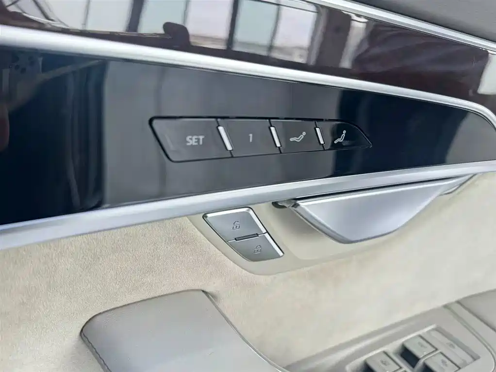 Audi A8 2021 — фото 14