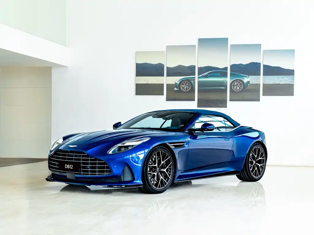 Aston Martin DB12 — фото 1