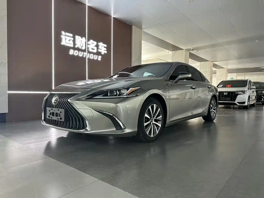 Lexus ES 2019 — фото 1