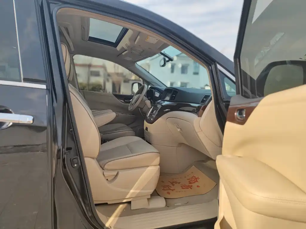 Nissan Quest 2015 — фото 13