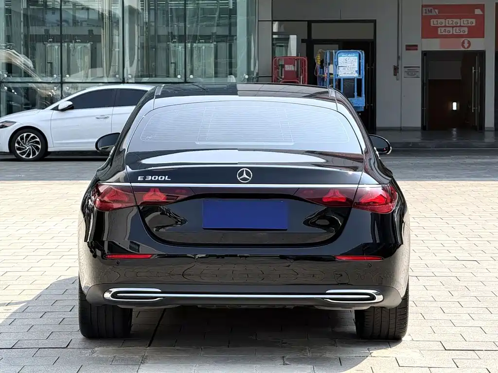 Mercedes-Benz E-Class 2025 — фото 10