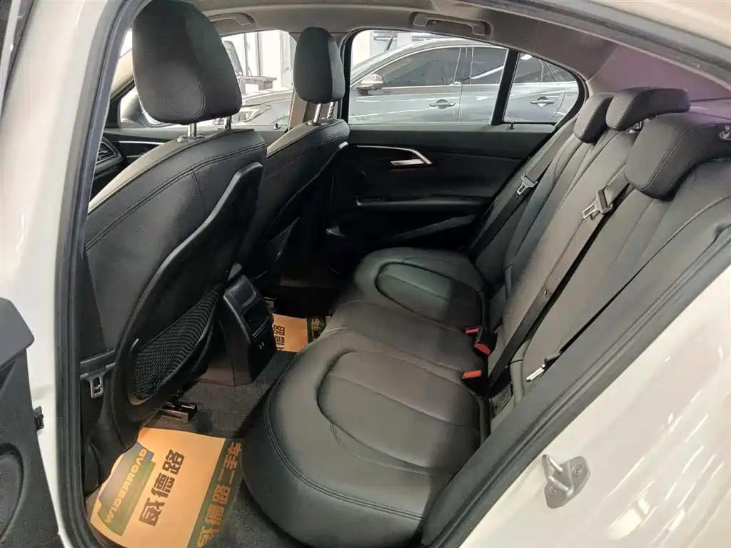 BMW 1 Series 2018 — фото 10
