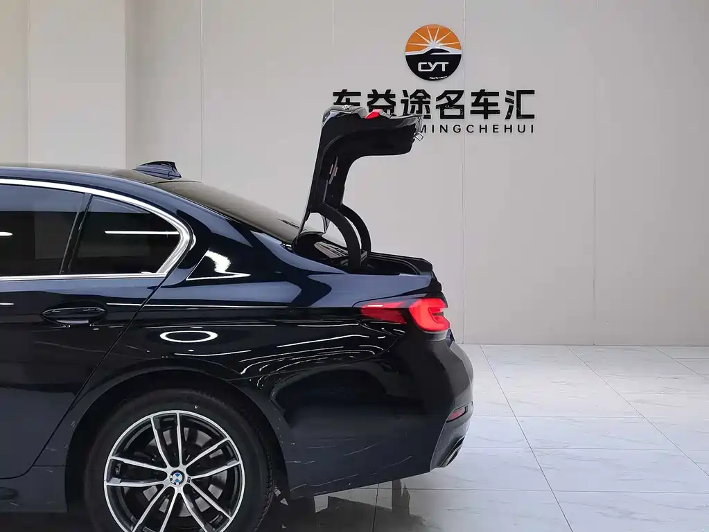 BMW 5 Series 2023 — фото 11
