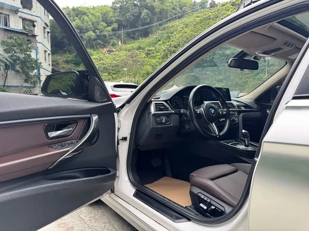BMW 3 Series 2019 — фото 11
