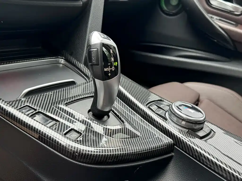 BMW 3 Series 2019 — фото 19