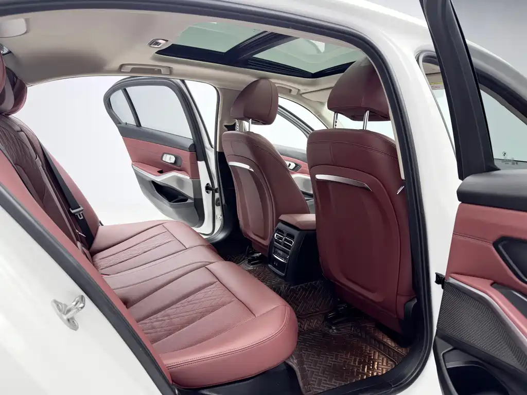 BMW 3 Series 2023 — фото 10