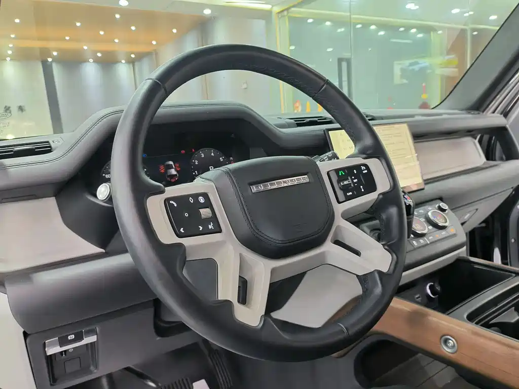 Land Rover Defender 2023 — фото 11
