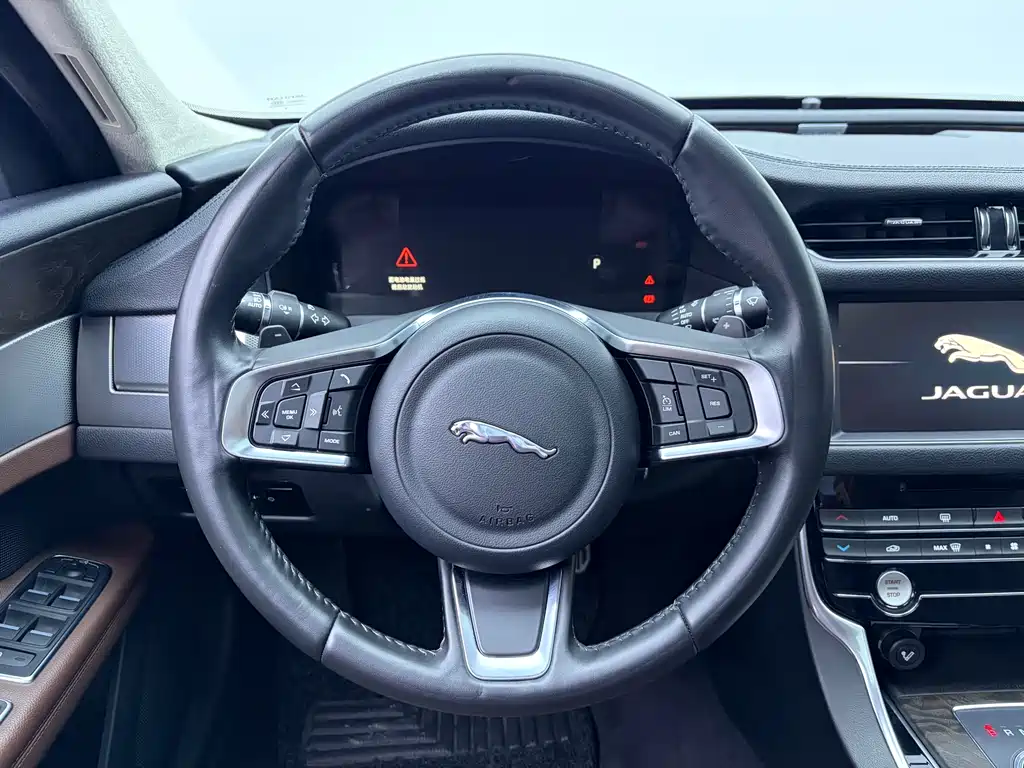 Jaguar XFL 2018 — фото 10