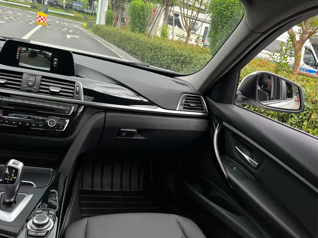 BMW 3 Series 2016 — фото 18