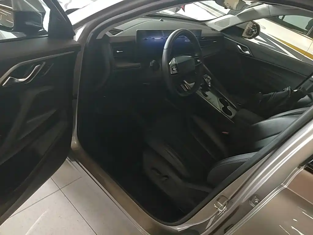 Roewe RX5 New Energy 2023 — фото 16