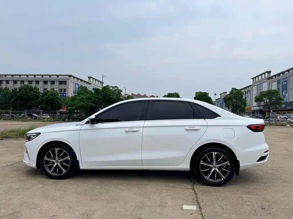 Geely Emgrand 2022 — фото 10