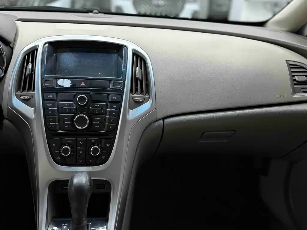 Buick Excelle 2013 — фото 16