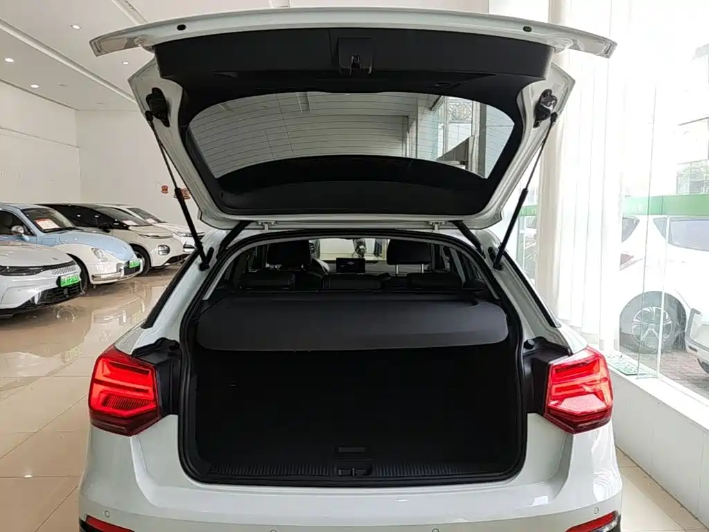 Audi Q2L e-tron 2020 — фото 19