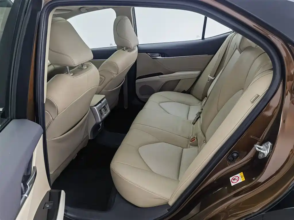 Toyota Camry 2018 — фото 15