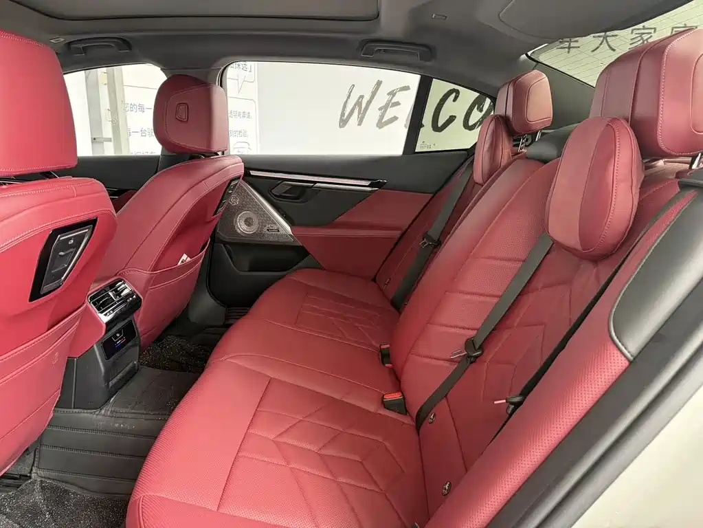 BMW 5 Series 2025 — фото 14