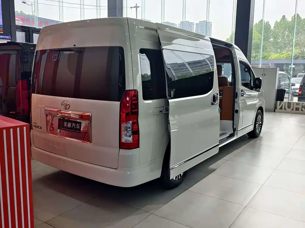 Toyota Hiace 2025 — фото 9