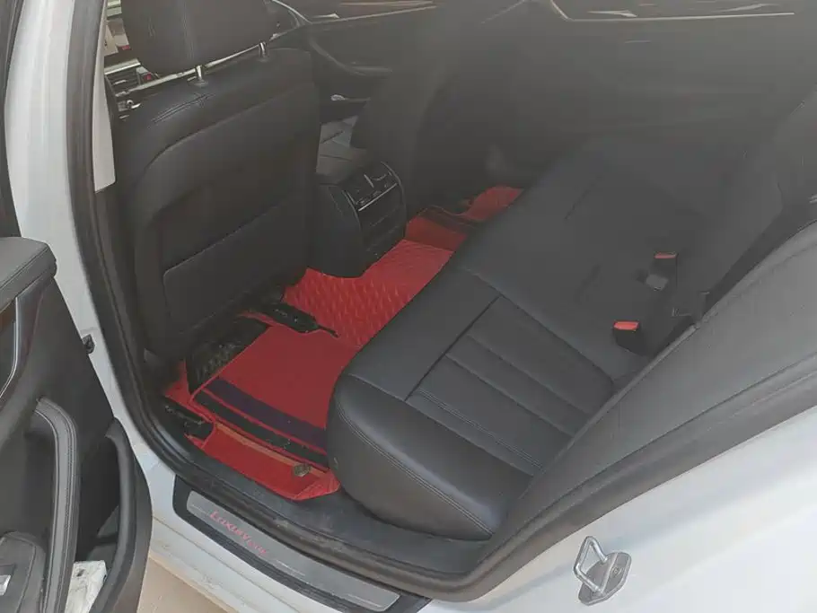 BMW 5 Series 2018 — фото 11