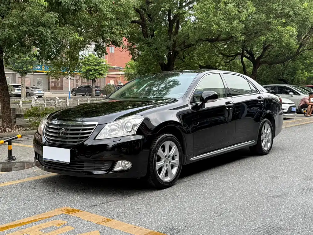 Toyota Crown 2010 — фото 1