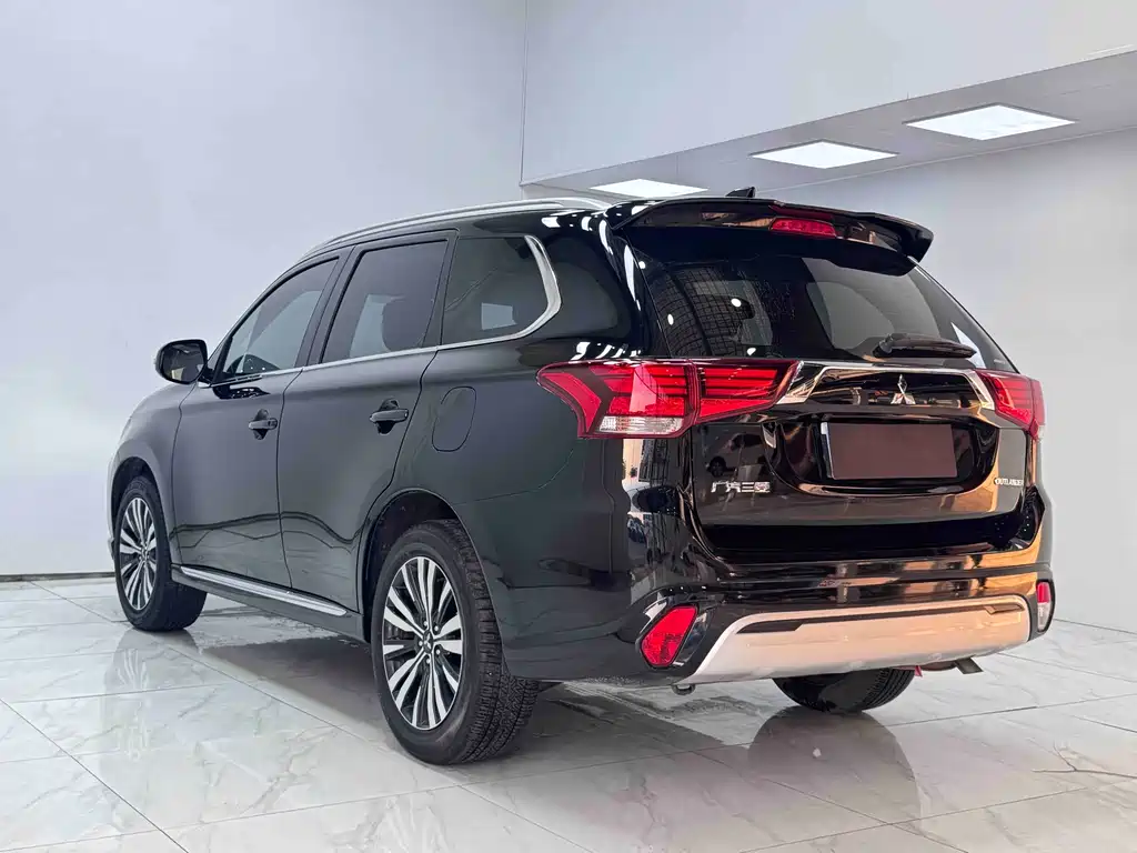 Mitsubishi Outlander 2021 — фото 4