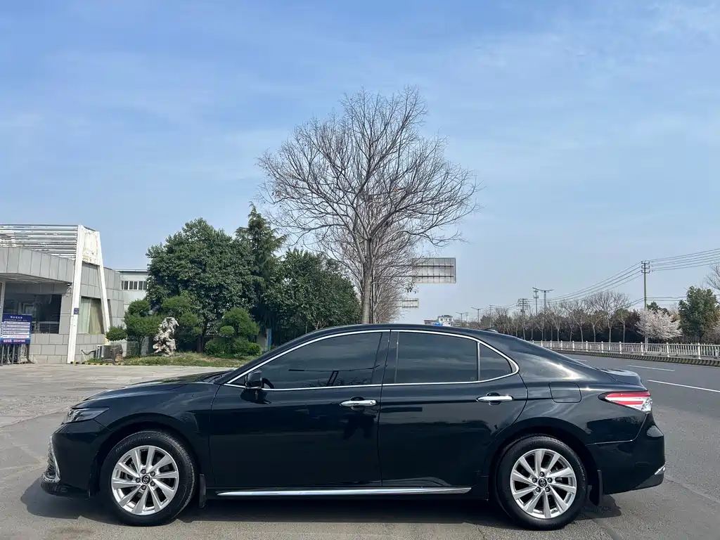 Toyota Camry 2023 — фото 2