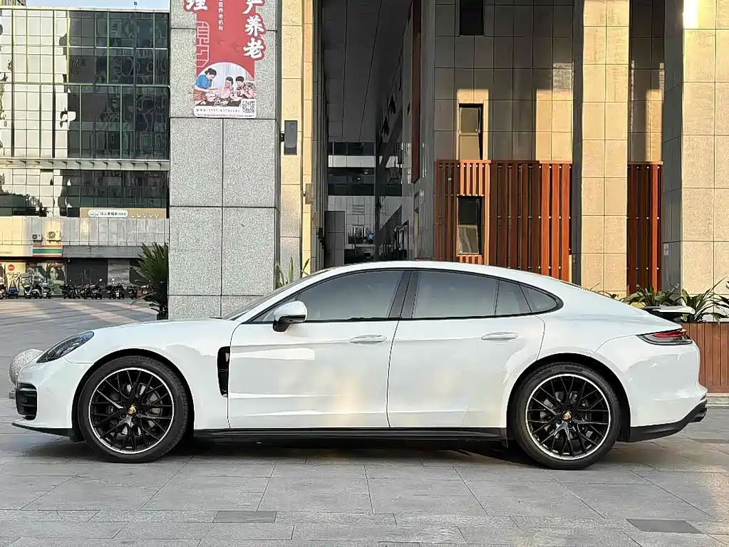 Porsche Panamera 2021