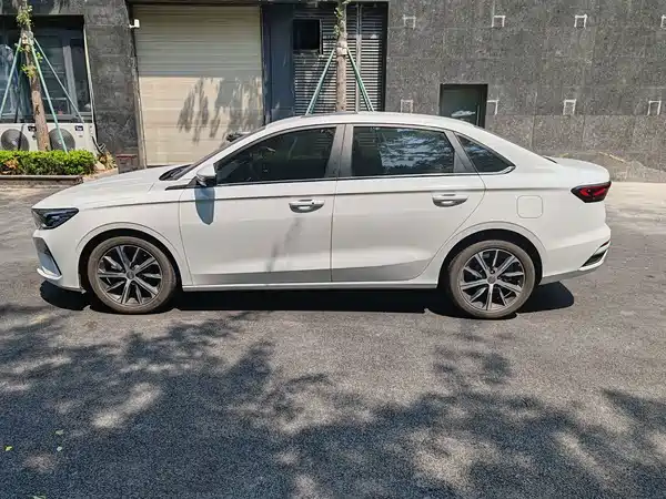 Geely Emgrand 2022