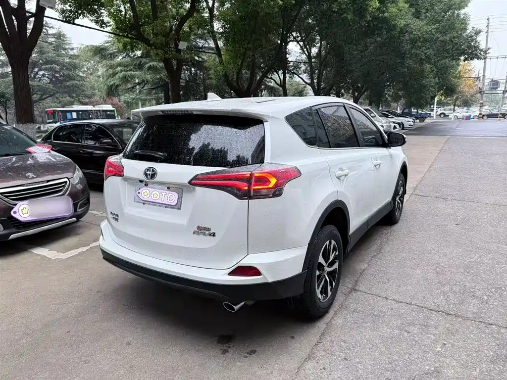 Toyota RAV4 2019 — фото 27